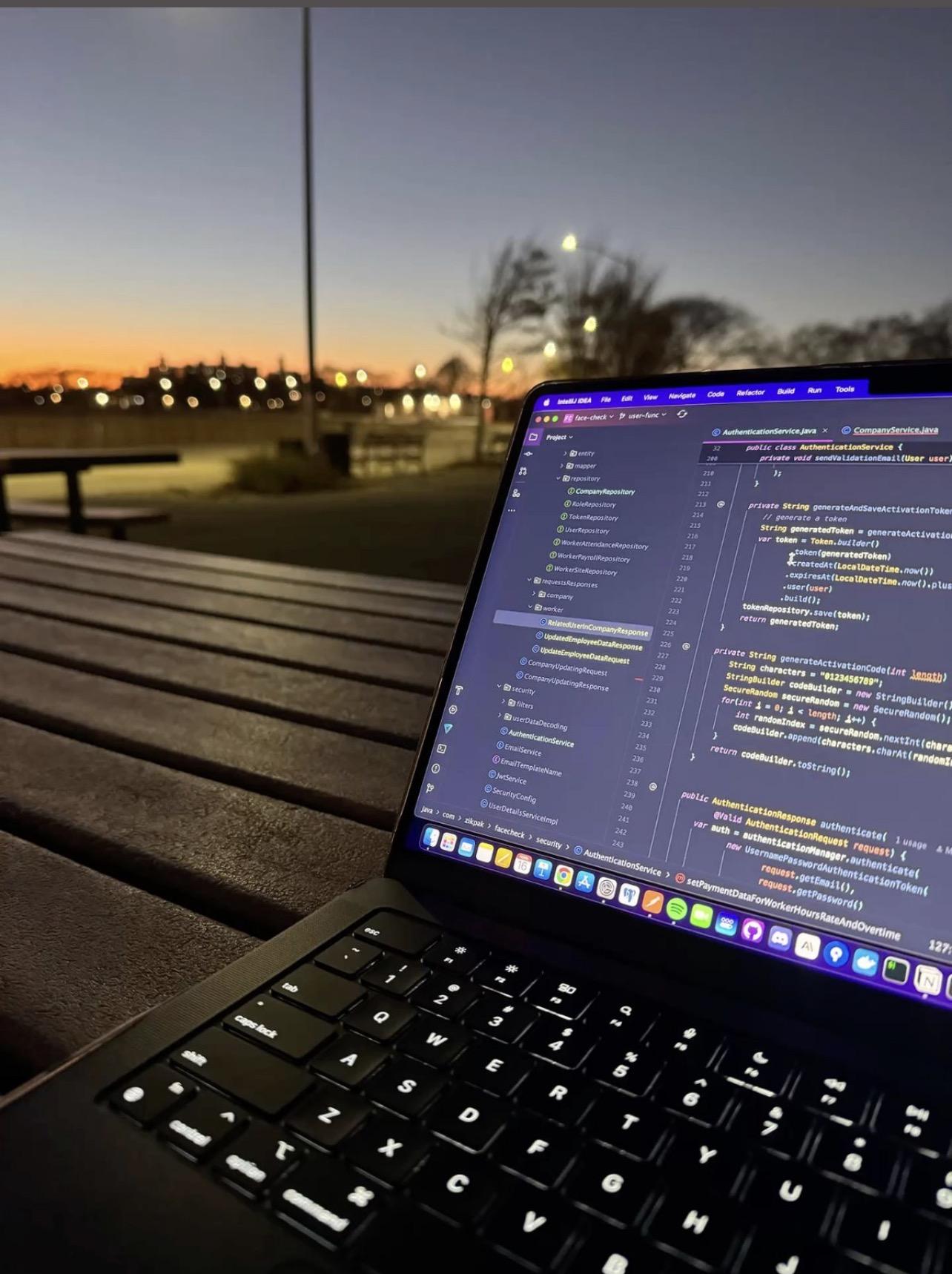 5 Descoperă cele mai importante 5 unelte esențiale pentru dezvoltatorii web în 2024, de la framework-uri și librării până la instrumente care sporesc productivitatea.